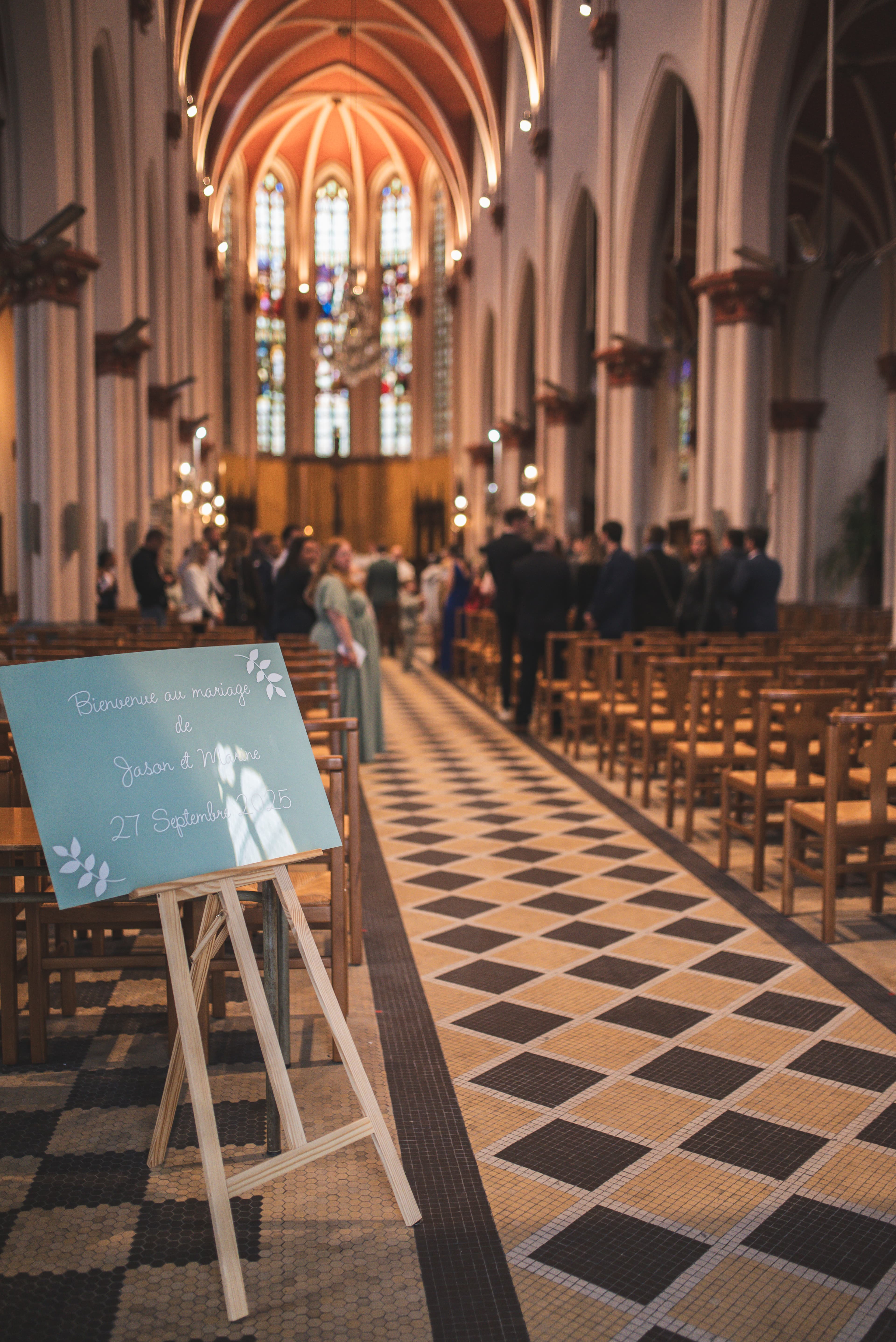 Panneau de bienvenue mariage vue de loin